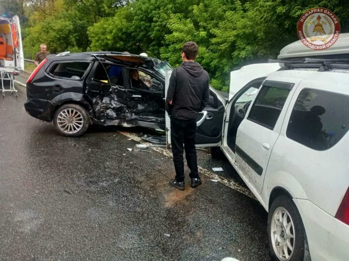 При столкновении трёх автомобилей на трассе М-10 в Крестецком округе пострадали семь человек При столкновении трёх автомобилей на трассе М-10 в Крестецком округе пострадали семь человек