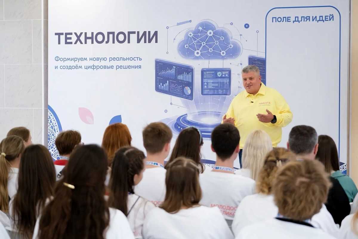 На форуме «Ладога» Александр Дронов рассказал новгородской молодёжи о любимых книгах и фильмах На форуме «Ладога» Александр Дронов рассказал новгородской молодёжи о любимых книгах и фильмах