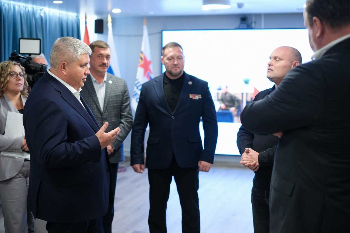 Антон Котяков познакомился в Великом Новгороде с равными консультантами ветеранов СВО Антон Котяков познакомился в Великом Новгороде с равными консультантами ветеранов СВО