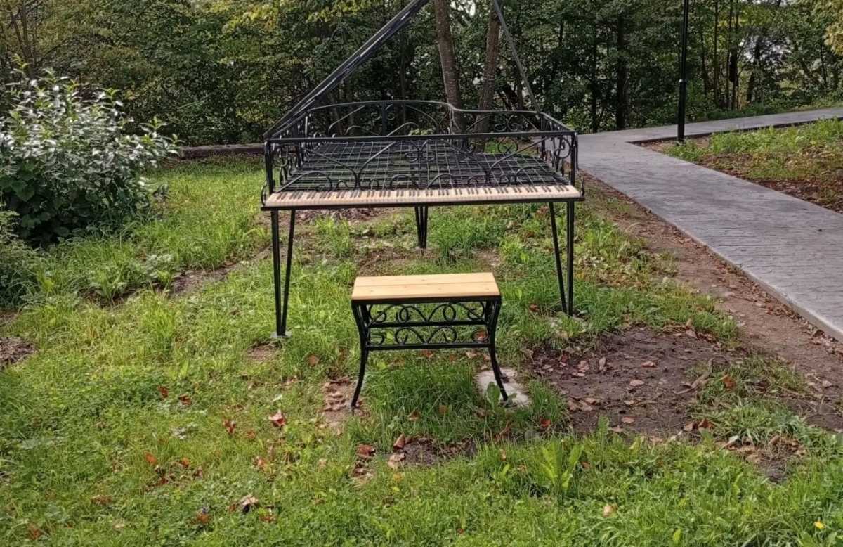 Стилизованный рояль появился на аллее в парке посёлка Шимск Стилизованный рояль появился на аллее в парке посёлка Шимск
