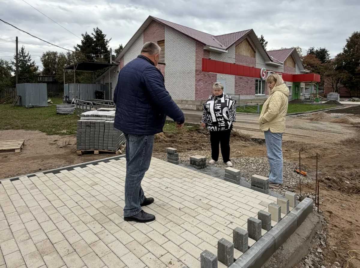 На Советской улице в Хвойной приступили к укладке тротуарной плитки На Советской улице в Хвойной приступили к укладке тротуарной плитки
