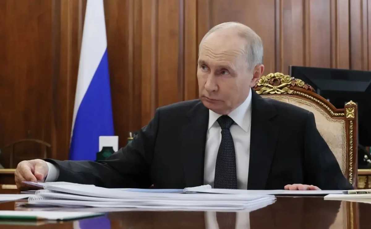 Александр Дронов рассказал президенту РФ о новгородском заводе по выпуску плит для ВСМ Александр Дронов рассказал президенту РФ о новгородском заводе по выпуску плит для ВСМ