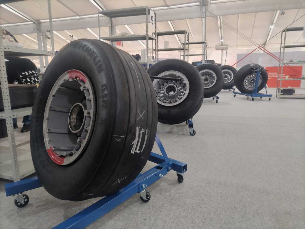 Колёса самолётов Sukhoi Superjet 100 привезли на финал ЧВТ в Великий Новгород Колёса самолётов Sukhoi Superjet 100 привезли на финал ЧВТ в Великий Новгород