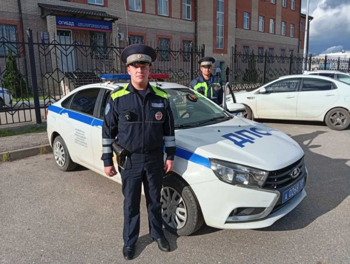 Инспекторы ДПС помогли убрать с проезда в Боровичах сломанные «Жигули» Инспекторы ДПС помогли убрать с проезда в Боровичах сломанные «Жигули»
