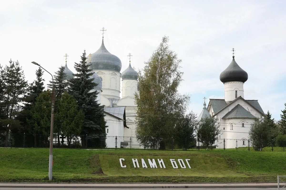 На газоне возле новгородского Покровского собора появилась надпись «С нами Бог» На газоне возле новгородского Покровского собора появилась надпись «С нами Бог»