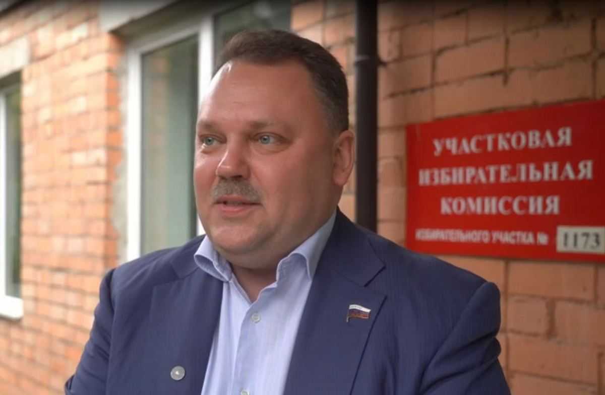 Депутат Госдумы Артём Кирьянов проголосовал на избирательном участке в Великом Новгороде Депутат Госдумы Артём Кирьянов проголосовал на избирательном участке в Великом Новгороде