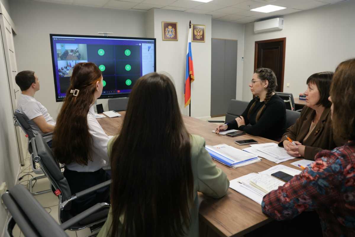 Новгородские кадровики рассказали коллегам из Запорожья о работе с молодёжью Новгородские кадровики рассказали коллегам из Запорожья о работе с молодёжью