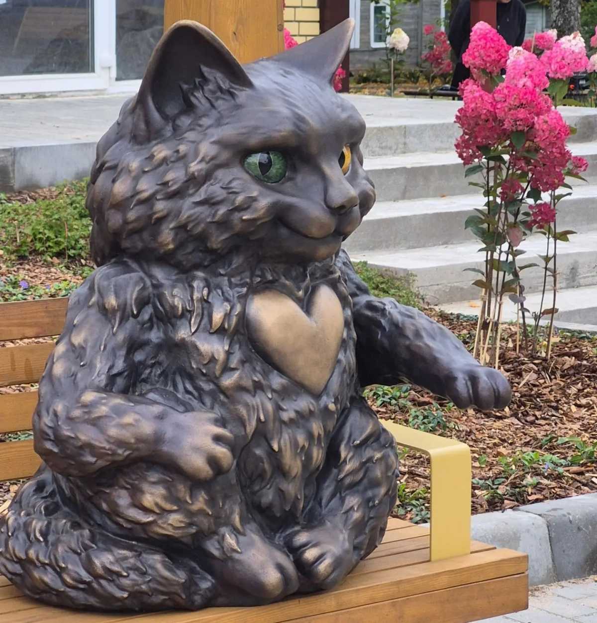 Скульптуру кота Люба установили на Базарной улице в Любытине Скульптуру кота Люба установили на Базарной улице в Любытине