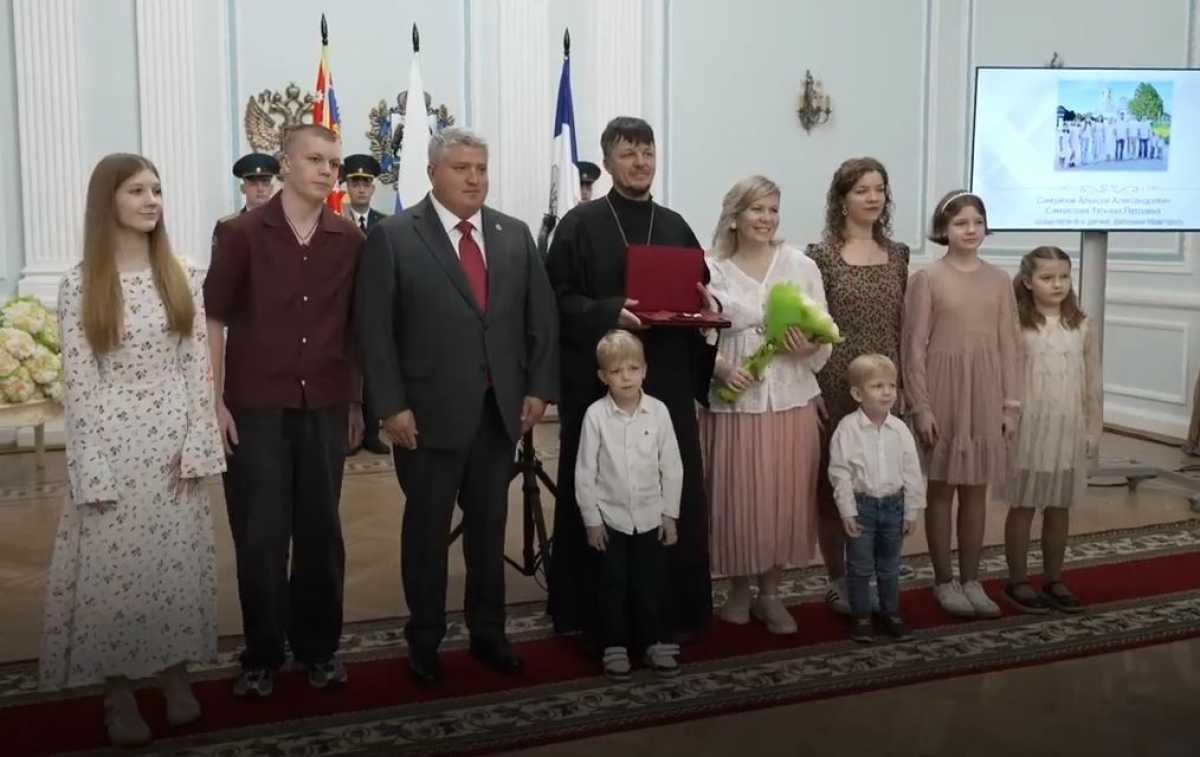 В День российской государственности Александр Дронов вручил новгородцам награды В День российской государственности Александр Дронов вручил новгородцам награды