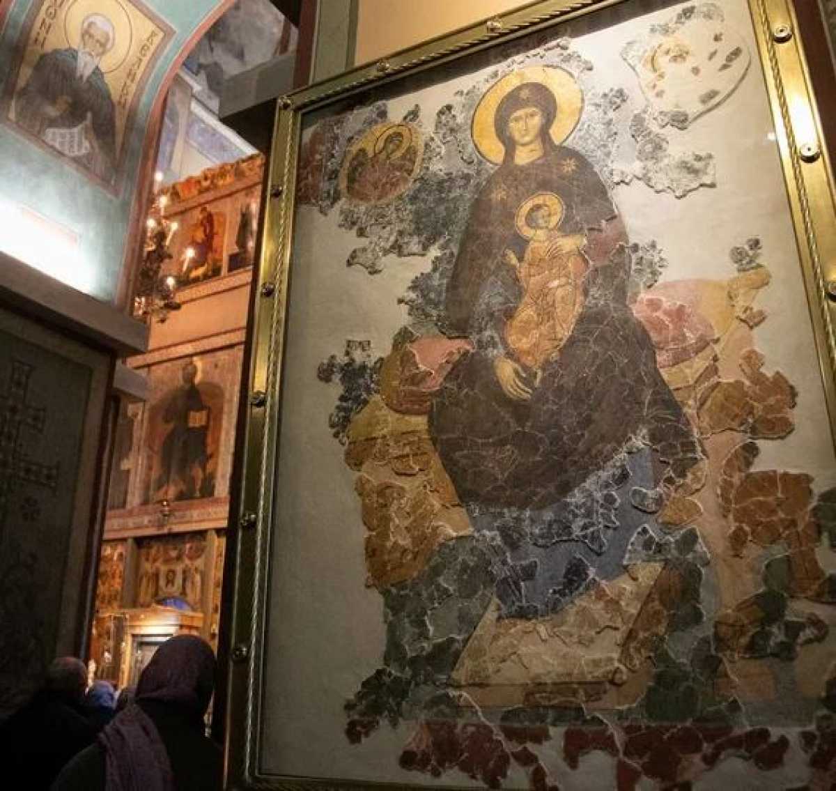 Фреска «Богоматерь с Младенцем на престоле» XV века вернулась в новгородскую Софию Фреска «Богоматерь с Младенцем на престоле» XV века вернулась в новгородскую Софию
