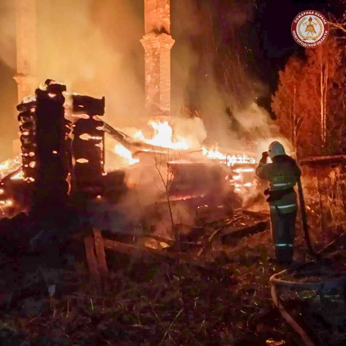 В посëлке Пролетарий Новгородского округа сгорел нежилой дом В посëлке Пролетарий Новгородского округа сгорел нежилой дом