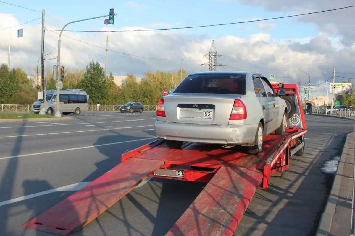 За автомобилем должника в Великом Новгороде приехал должник на автоэвакуаторе За автомобилем должника в Великом Новгороде приехал должник на автоэвакуаторе