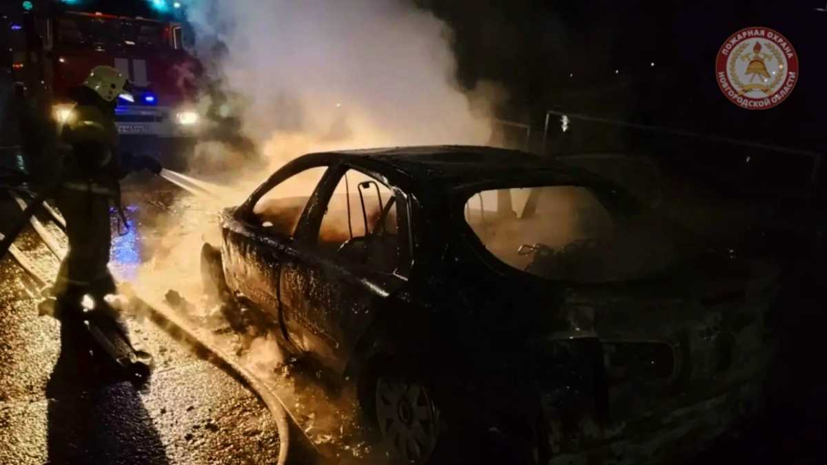 Пожарные потушили автомобиль в маловишерской деревне Мстинский Мост Пожарные потушили автомобиль в маловишерской деревне Мстинский Мост