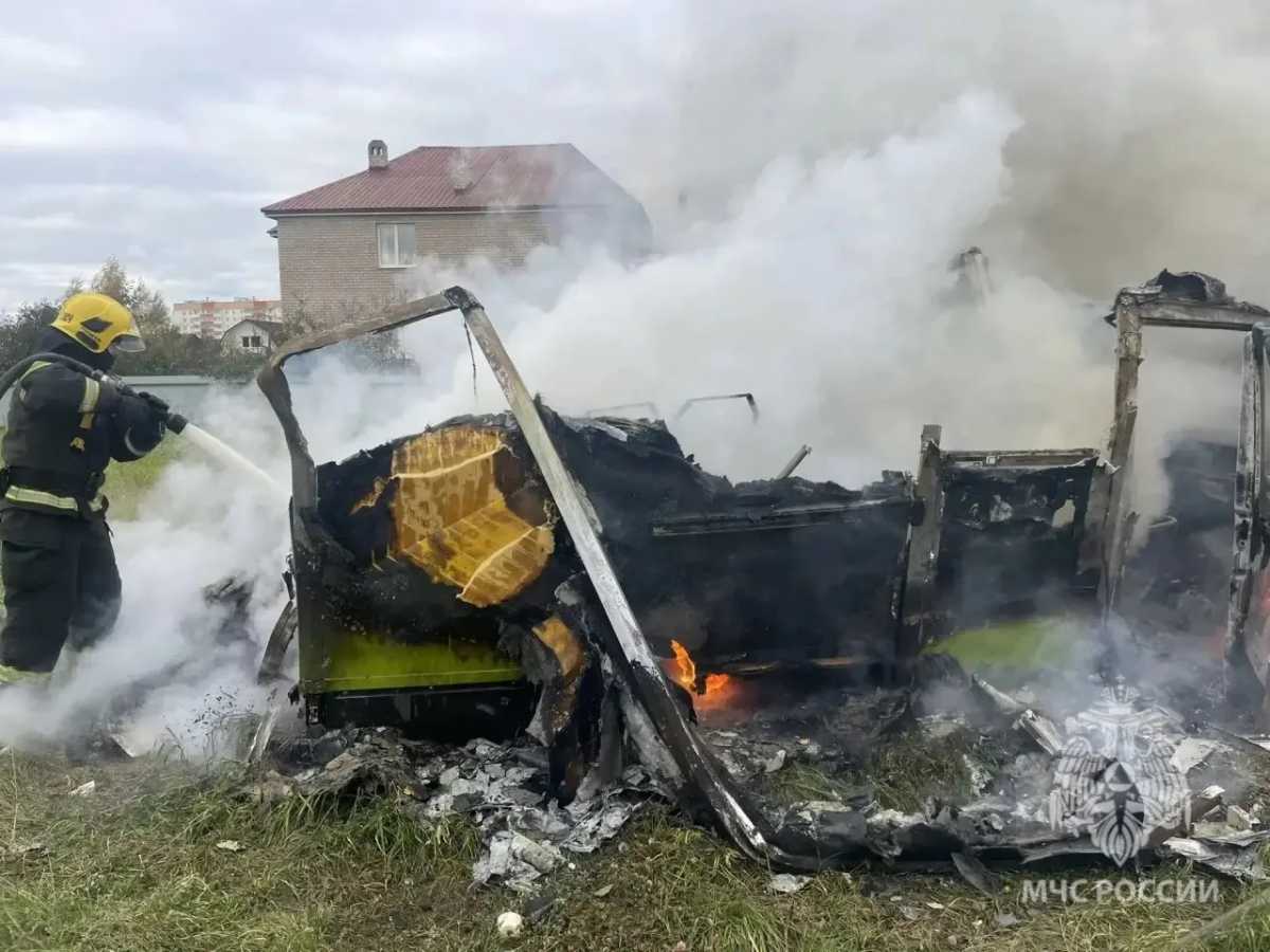В Григорове под Великим Новгородом сгорел автомобиль В Григорове под Великим Новгородом сгорел автомобиль