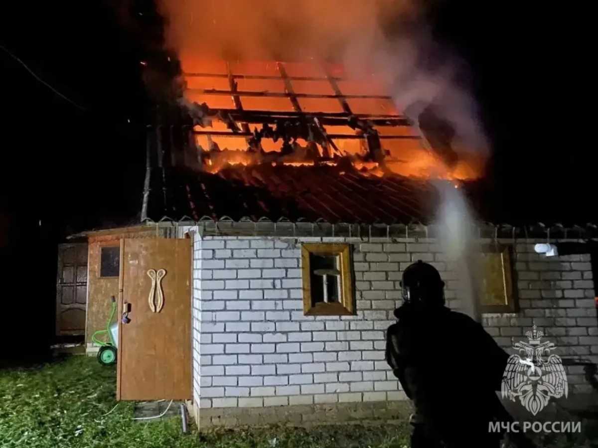 В боровичском посёлке Волгино на пожаре пострадал человек В боровичском посёлке Волгино на пожаре пострадал человек