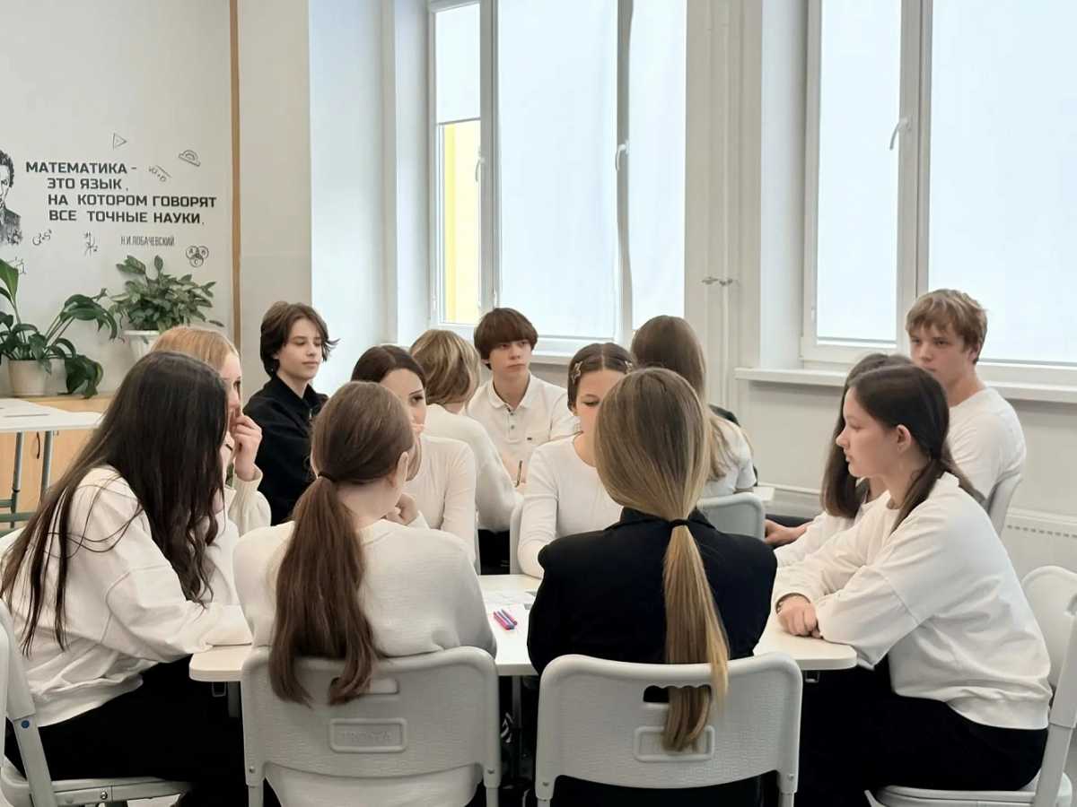 Новгородским школьникам объяснили, как распознавать манипуляции вербовщиков Новгородским школьникам объяснили, как распознавать манипуляции вербовщиков