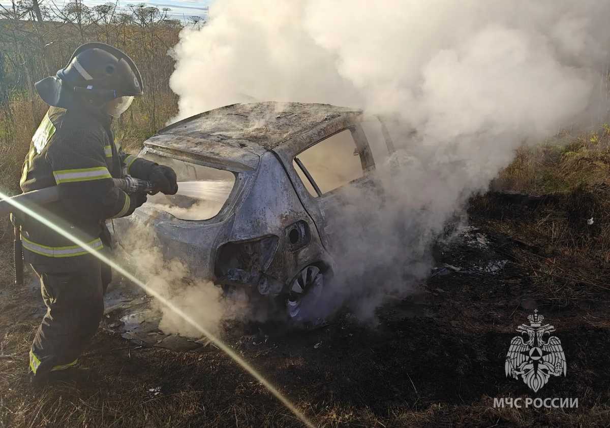 В боровичском посёлке Волгино пожарные потушили автомобиль В боровичском посёлке Волгино пожарные потушили автомобиль