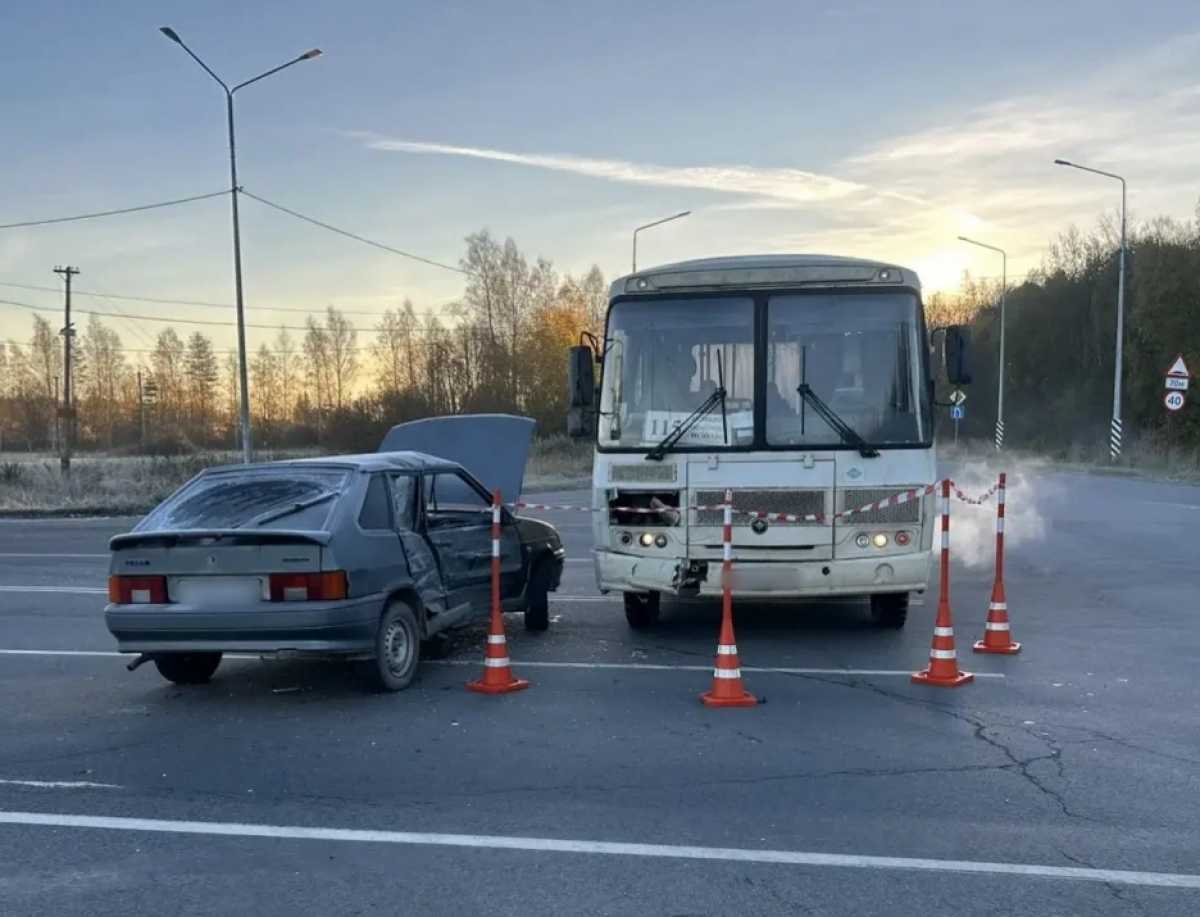 Под Великим Новгородом водитель «ВАЗа» врезался в автобус Под Великим Новгородом водитель «ВАЗа» врезался в автобус