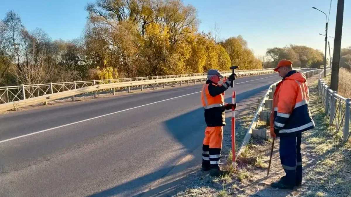 Дороги в Новгородской области начали готовить к зиме Дороги в Новгородской области начали готовить к зиме