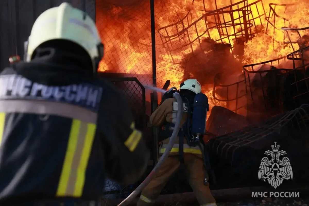 Пожарные семь часов тушили горевшее вторсырьё на предприятии в Великом Новгороде Пожарные семь часов тушили горевшее вторсырьё на предприятии в Великом Новгороде