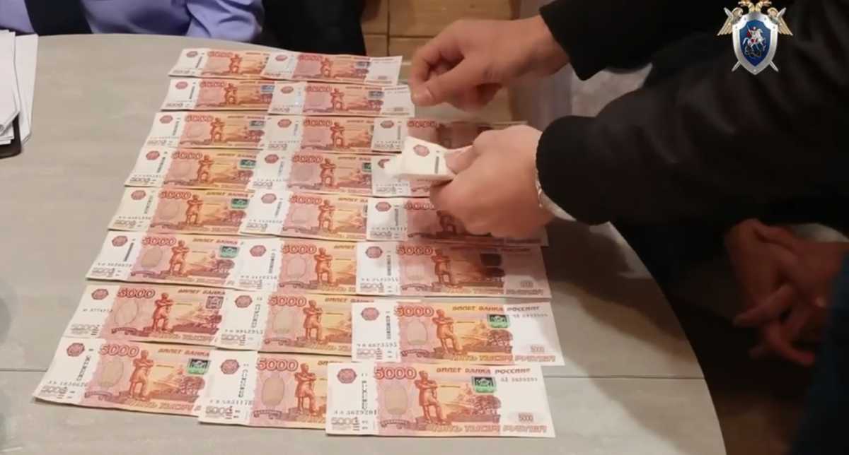 Сотрудника новгородского Гостехнадзора подозревают в получении взяток на 300 тысяч рублей Сотрудника новгородского Гостехнадзора подозревают в получении взяток на 300 тысяч рублей