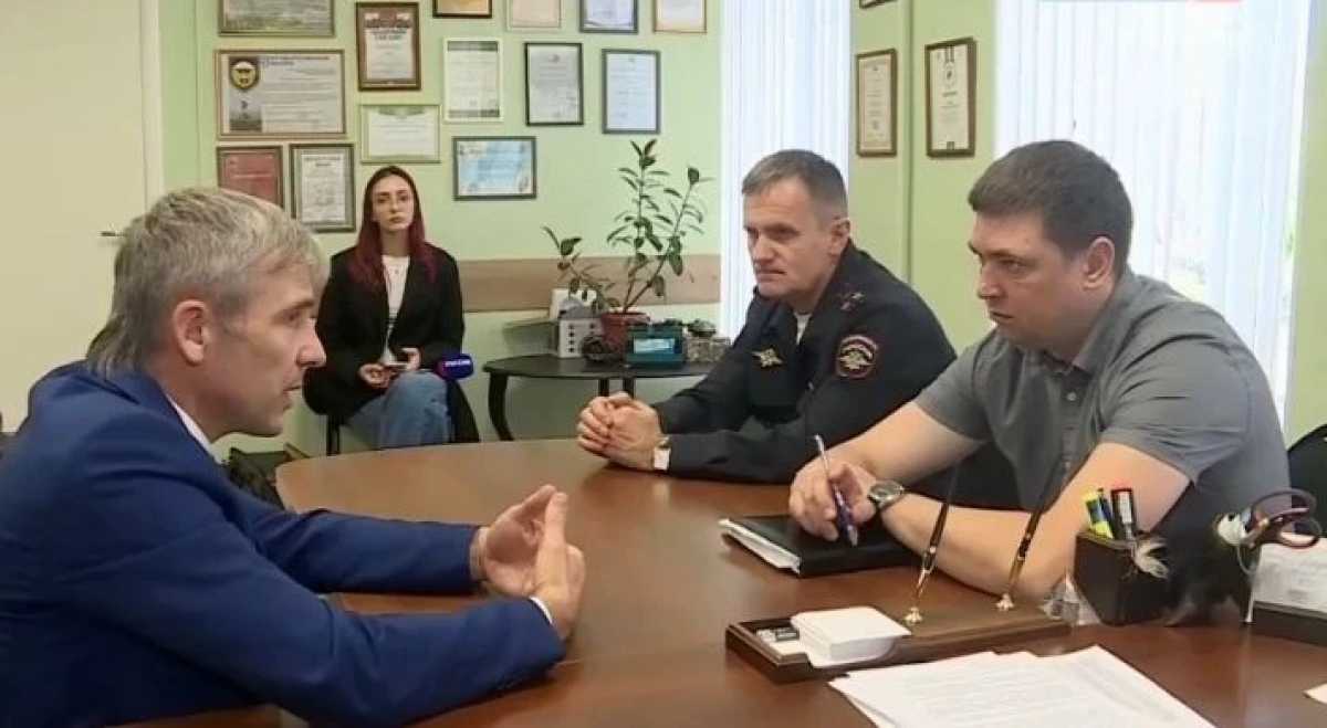 Сотрудники полиции пообещали защищать новгородцев от возможных вторжений медведя Сотрудники полиции пообещали защищать новгородцев от возможных вторжений медведя
