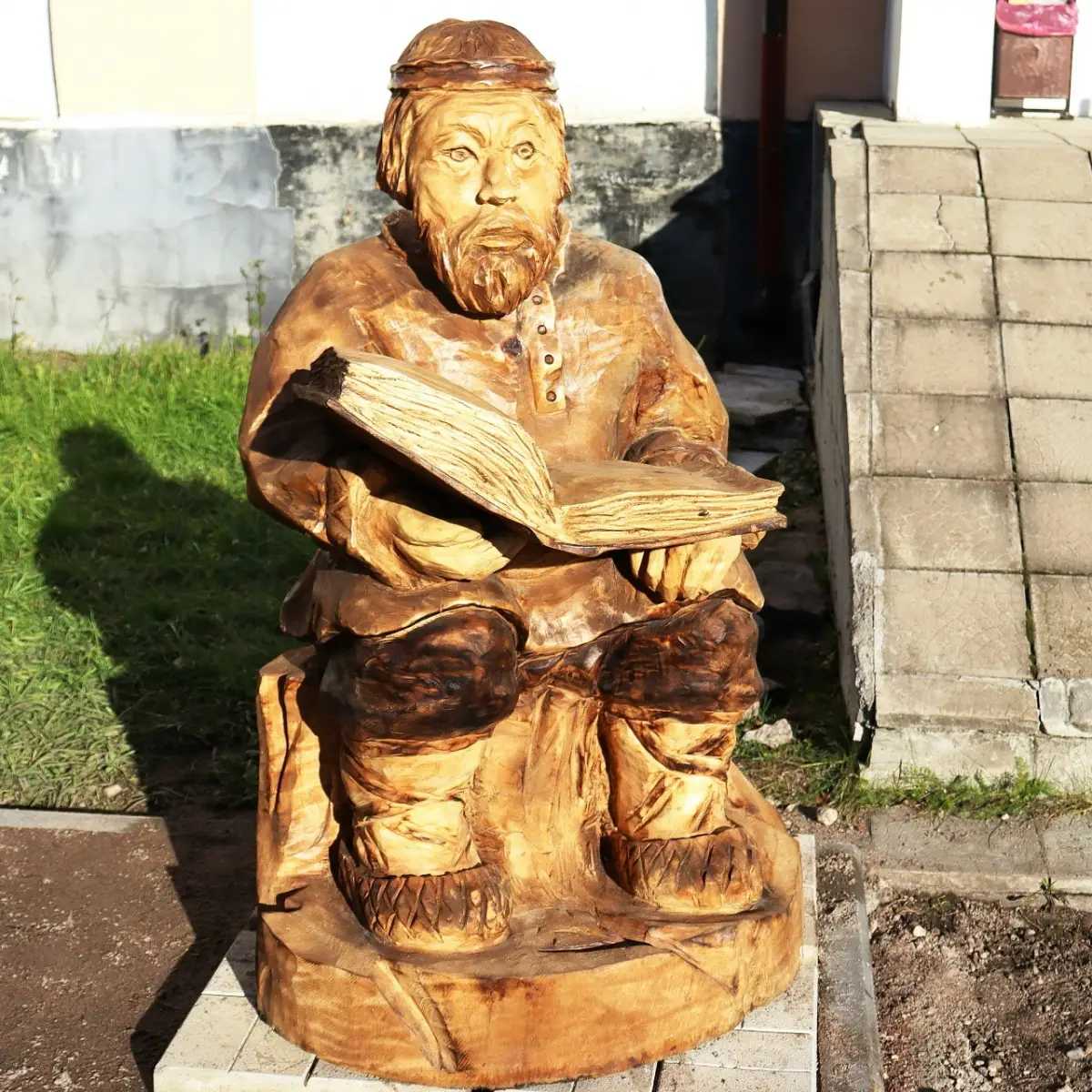 В посёлке Батецкий появился читающий Батя В посёлке Батецкий появился читающий Батя