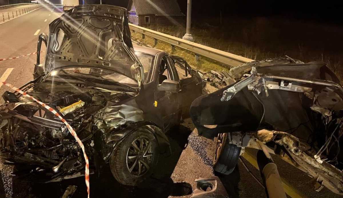 На М-10 в Валдайском округе столкнулись «Лада Гранта» и грузовик На М-10 в Валдайском округе столкнулись «Лада Гранта» и грузовик