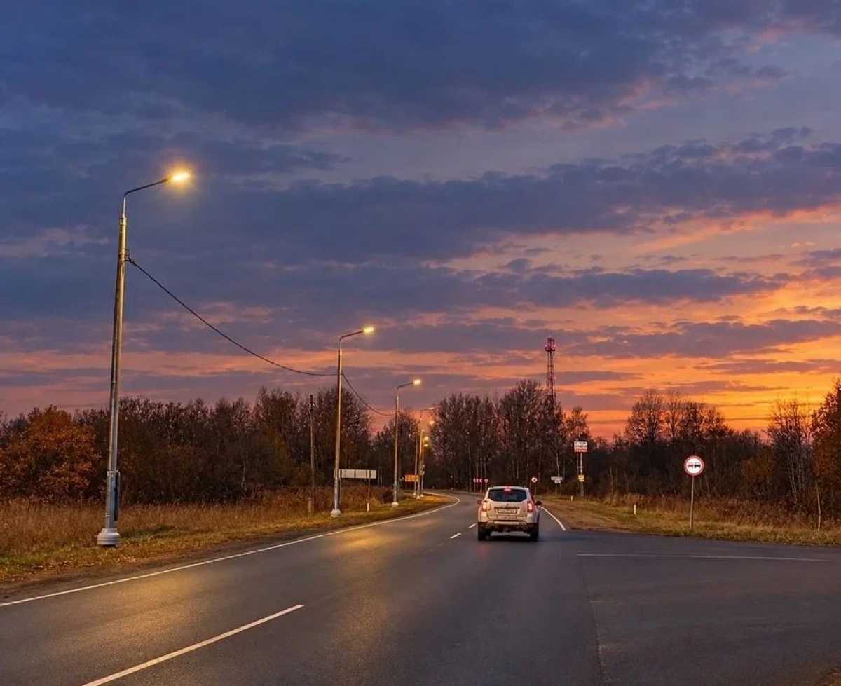 В Шимском округе осветили два километра автомобильной дороги в посёлке Медведь В Шимском округе осветили два километра автомобильной дороги в посёлке Медведь