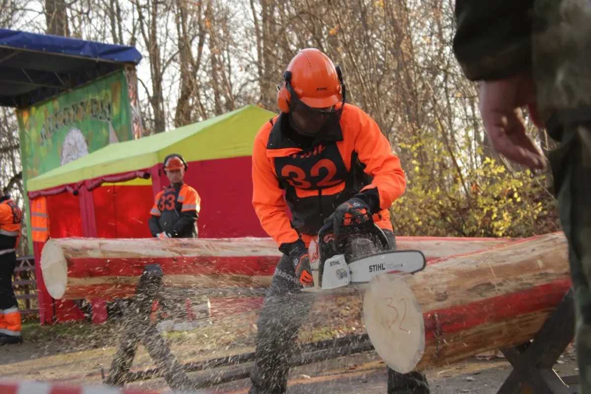 На соревнованиях вальщиков леса в Марёвском округе на скорость собирали бензопилу На соревнованиях вальщиков леса в Марёвском округе на скорость собирали бензопилу