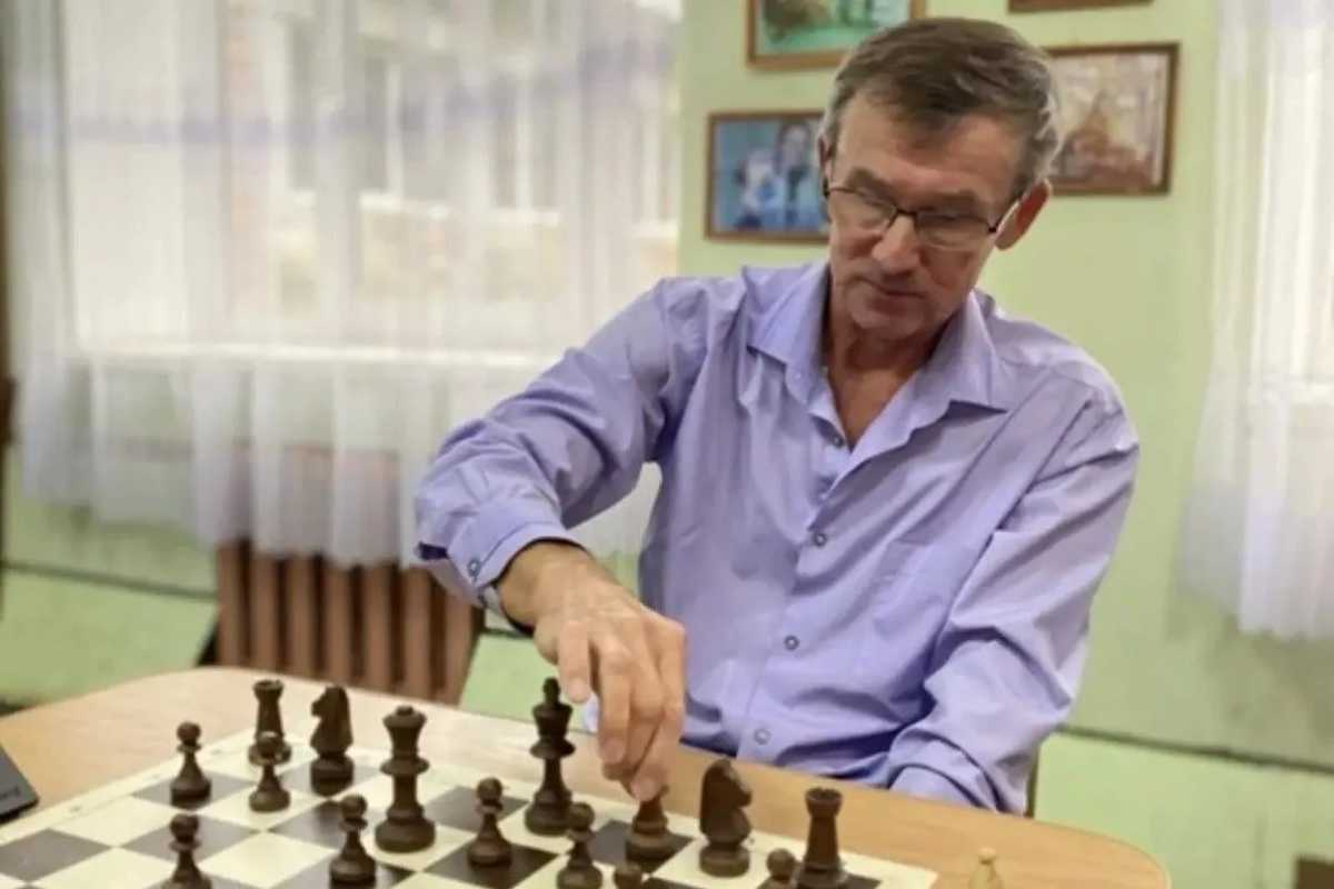 Окуловский шахматист Пётр Павлов победил в конкурсе «Тренер нашего двора» Окуловский шахматист Пётр Павлов победил в конкурсе «Тренер нашего двора»